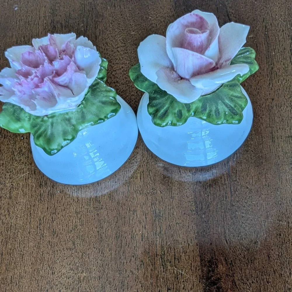 Vtg Aynsley Small Salt & Pepper‎ Shakers Pink Floral Bone China English Cottage